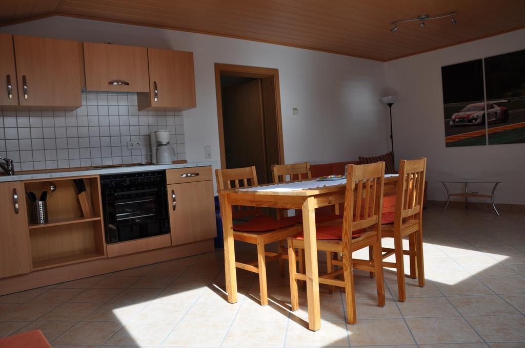 Fliederhof Ferienwohnungen Herresbach Habitación foto